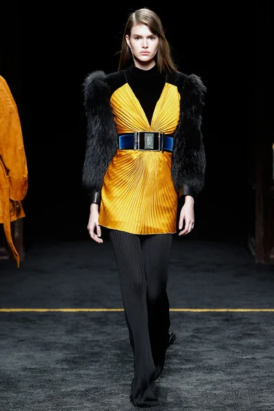 Look 17